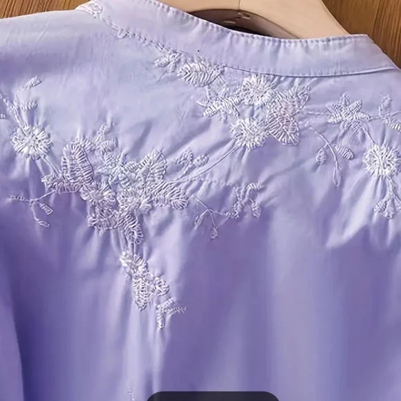 Gorgeous lavender 3/4 sleeve blouse with white embroidery, banded collar, lg - Picture 4 of 6